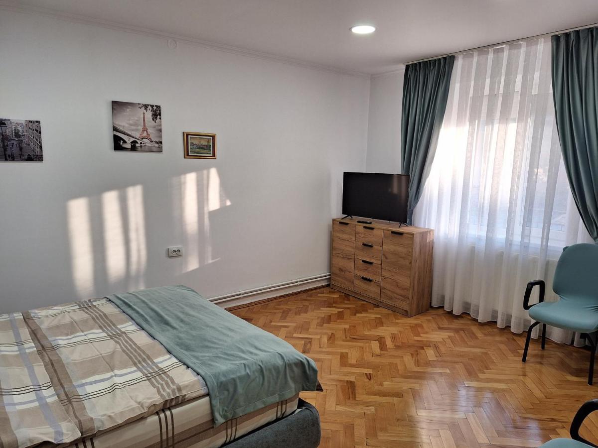 Black Eagle Central Unirii Square, 2 King Size Bedrooms, Free Private Parking أرادايا المظهر الخارجي الصورة