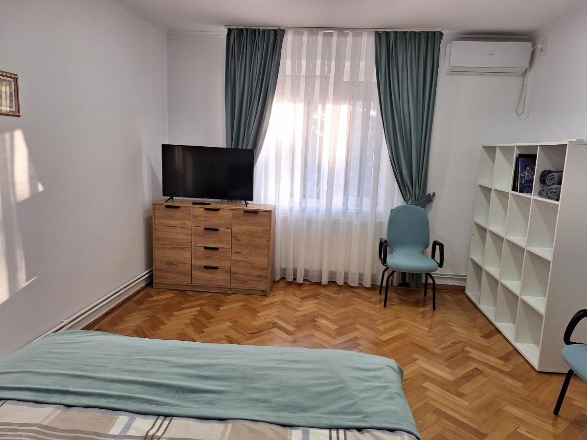 Black Eagle Central Unirii Square, 2 King Size Bedrooms, Free Private Parking أرادايا المظهر الخارجي الصورة