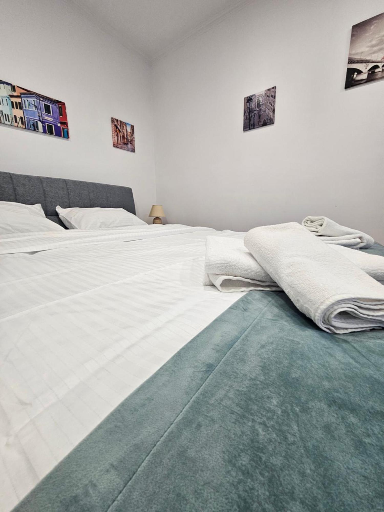 Black Eagle Central Unirii Square, 2 King Size Bedrooms, Free Private Parking أرادايا المظهر الخارجي الصورة